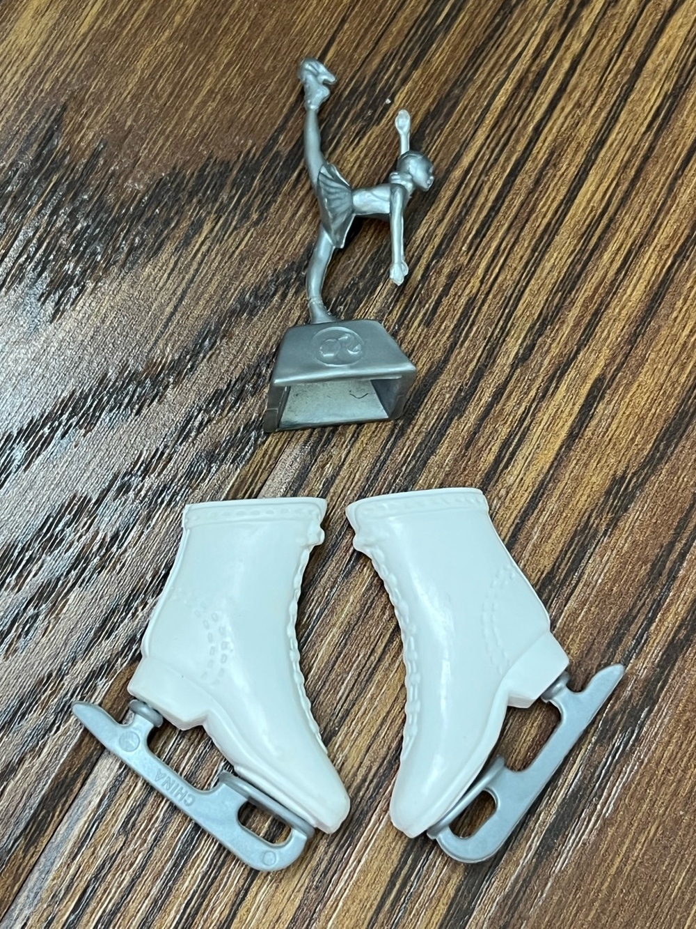 Barbie vintage Doll Accessories Sport ICE SKATES and TROPHY